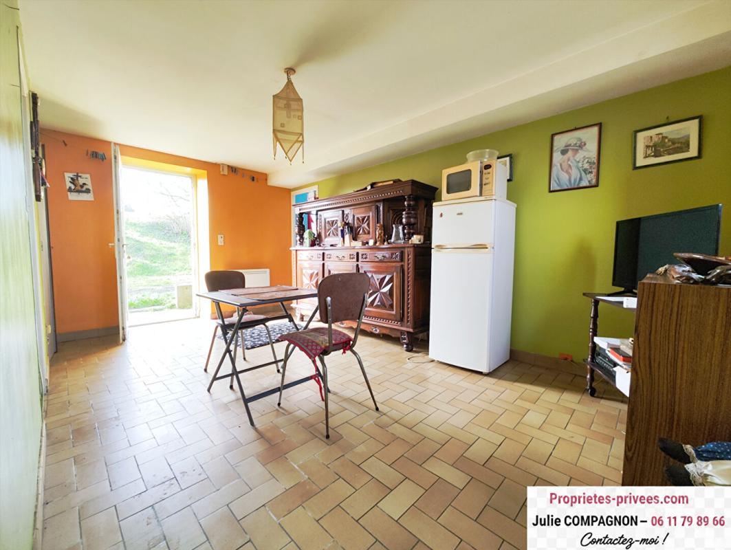 MAUGES-SUR-LOIRE Maison 1 chambre , avec garage, poulaillers EN PIERRE et terrain 2425 m² 3