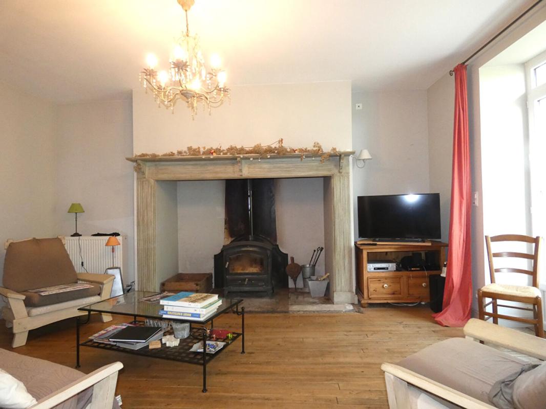 GENIS Maison 165 m2 / grange / garage /étang / terrain 9 hectares 11