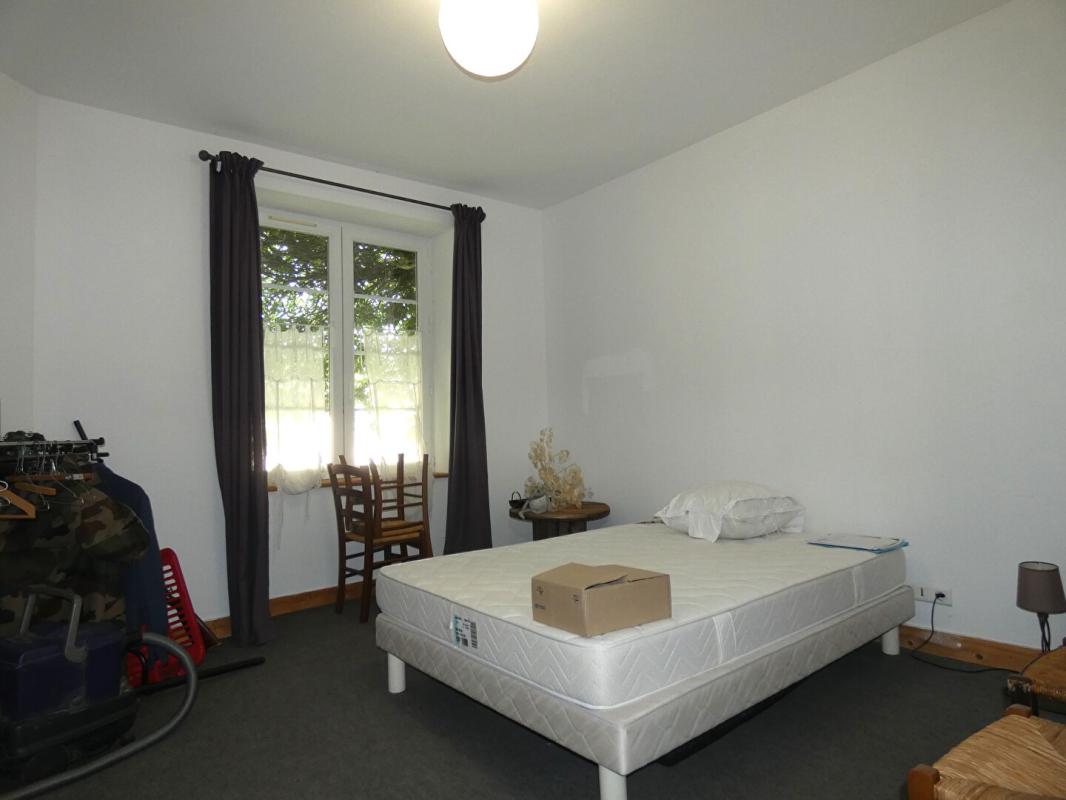 GENIS Maison 165 m2 / grange / garage /étang / terrain 9 hectares 12