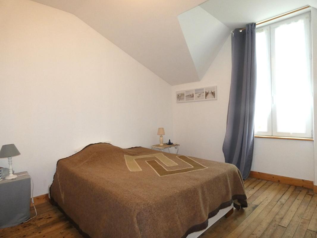 GENIS Maison 165 m2 / grange / garage /étang / terrain 9 hectares 14