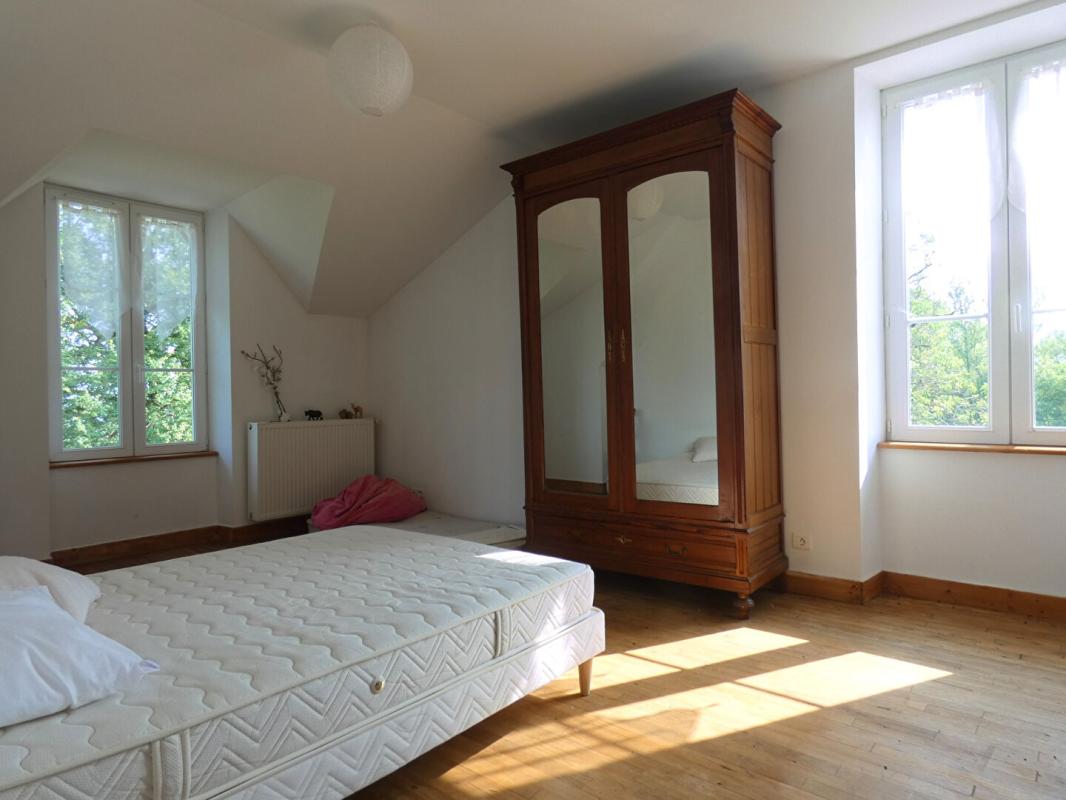 GENIS Maison 165 m2 / grange / garage /étang / terrain 9 hectares 15