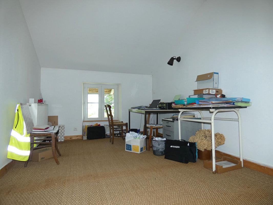 GENIS Maison 165 m2 / grange / garage /étang / terrain 9 hectares 18