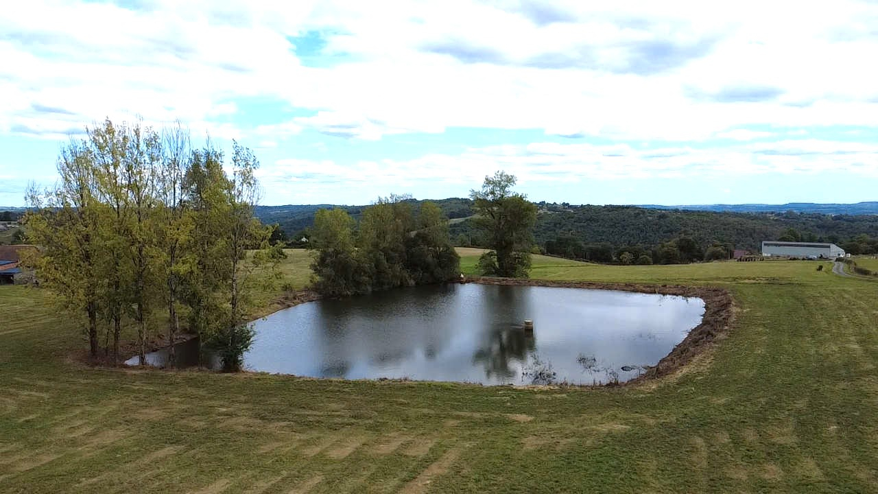 GENIS Maison 165 m2 / grange / garage /étang / terrain 9 hectares 7
