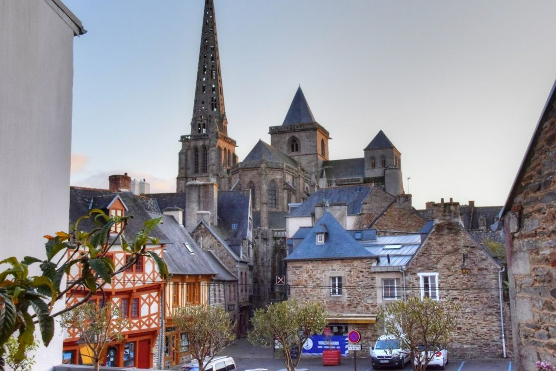 TREGUIER Immeuble d'habitation  et commerce de 177 m2 en centre ville 3