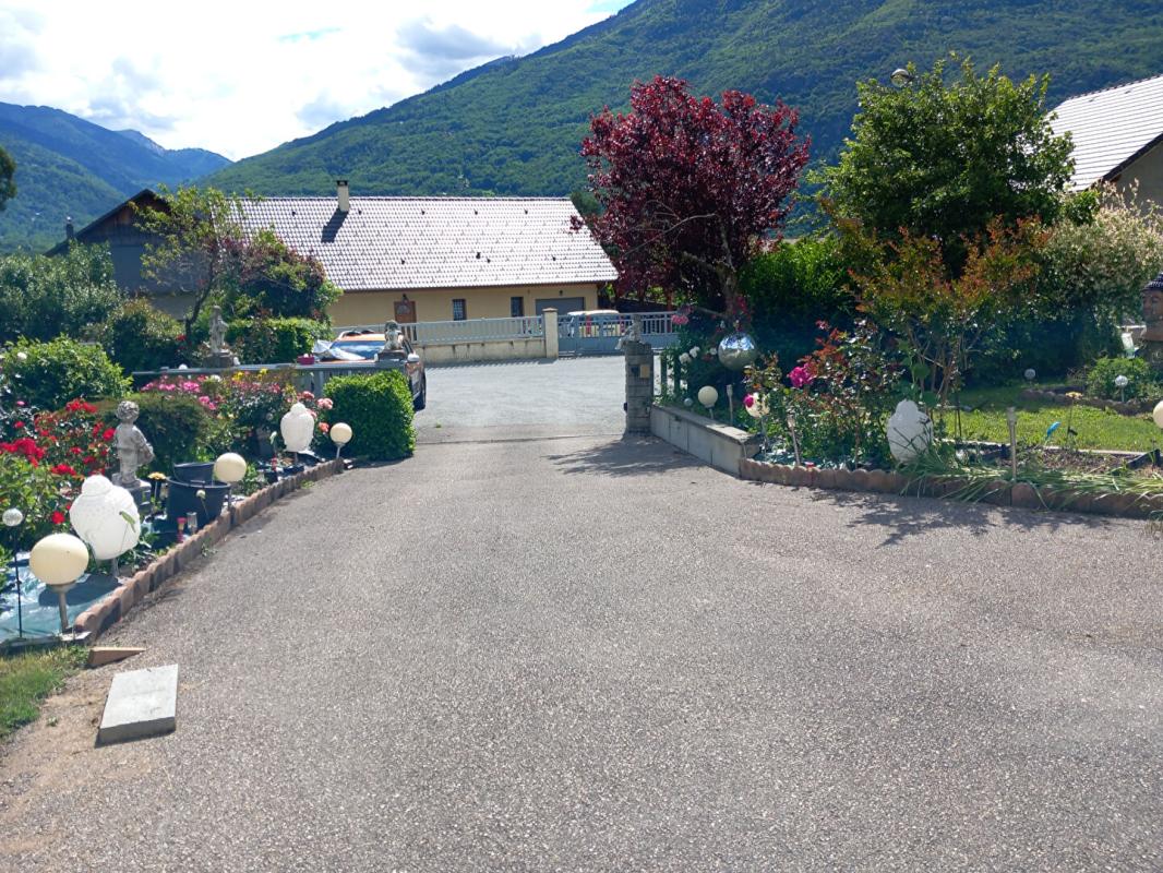 SAINT-AVRE Maison  6 pièce(s) 179 m2 10