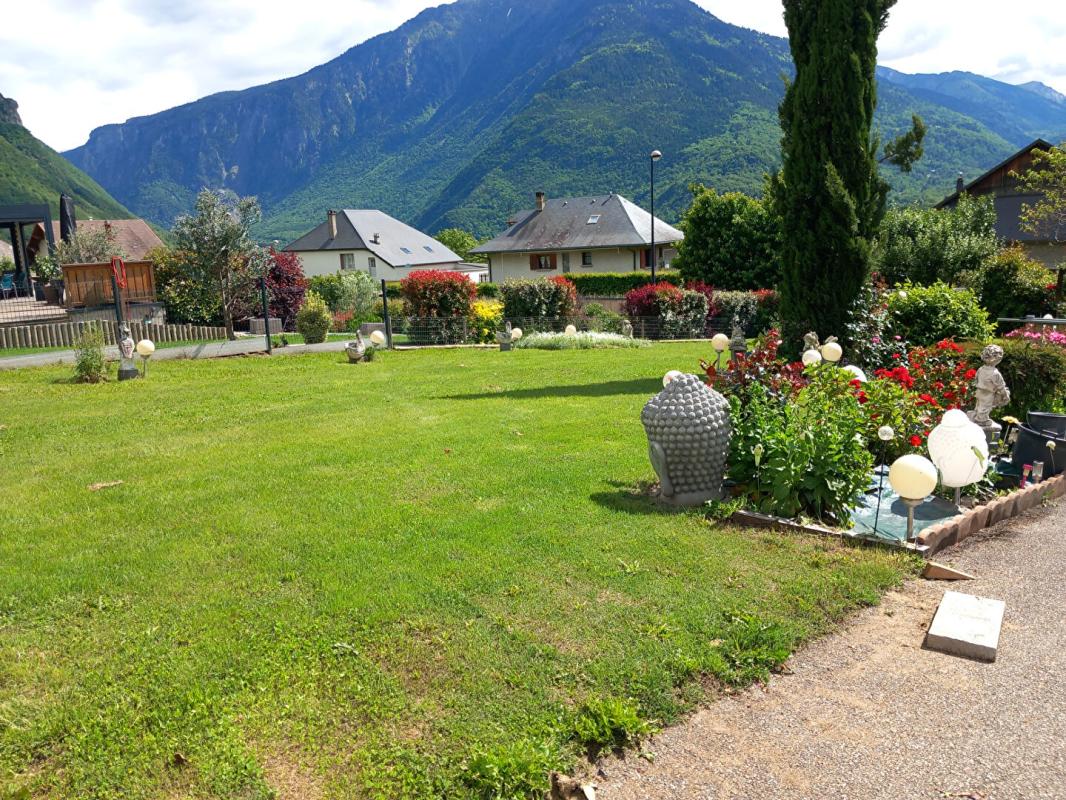 SAINT-AVRE Maison  6 pièce(s) 179 m2 11