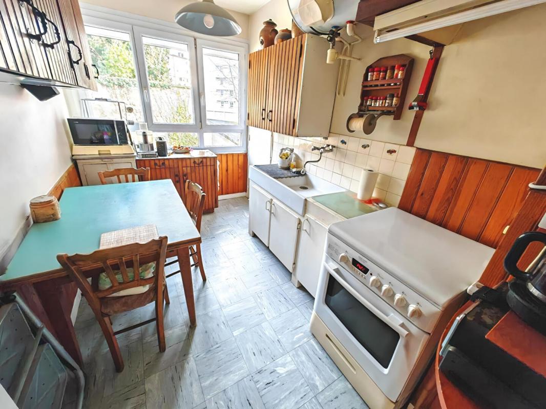 CHATEAUROUX Exclu investisseurs : Appartement T3/4 loué 73 m2, 1er étage, résidence St Germain à Châteauroux, cave et garage 5