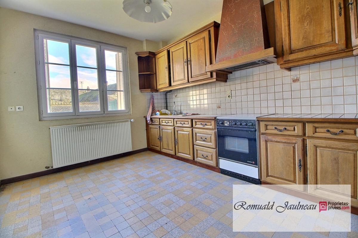 CHARTRES CORPS DE FERME AVEC NOMBREUSES DEPENDANCES 10