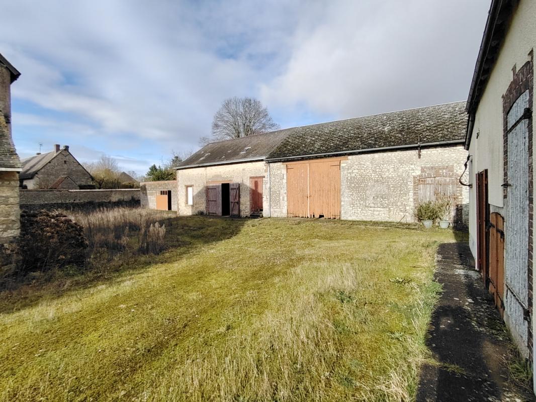 CHARTRES CORPS DE FERME AVEC NOMBREUSES DEPENDANCES 11