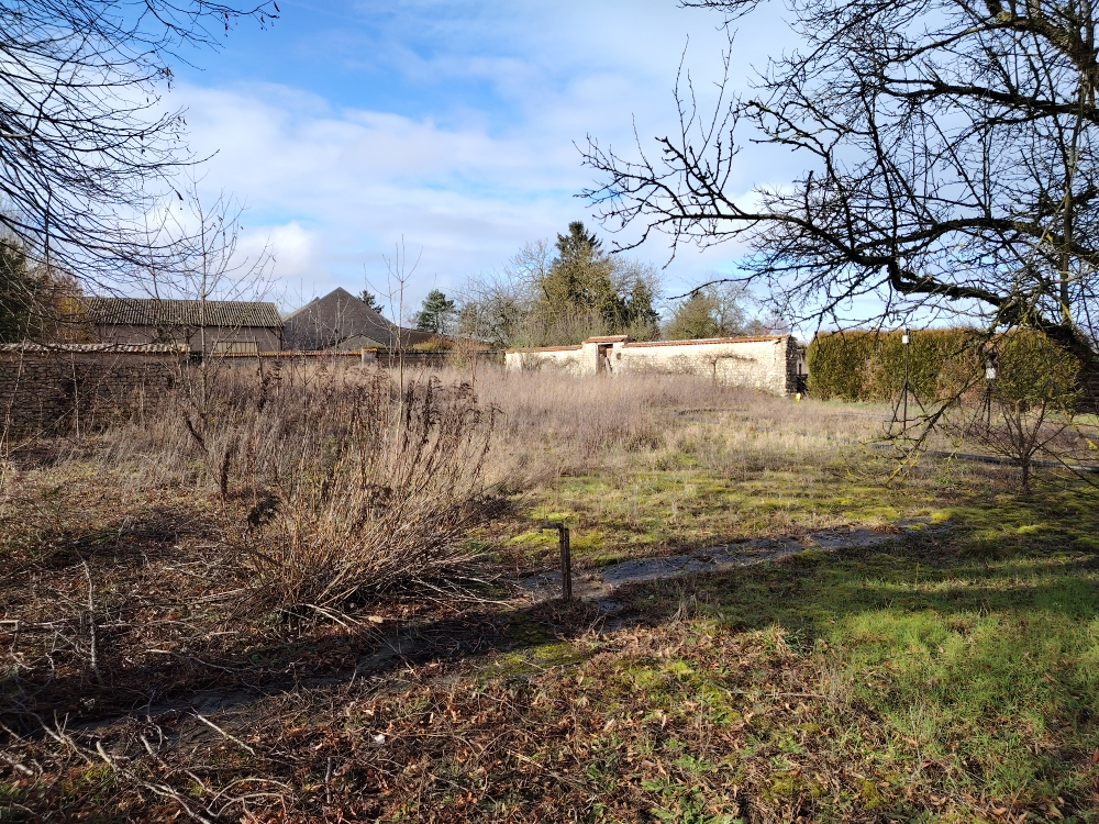 CHARTRES CORPS DE FERME AVEC NOMBREUSES DEPENDANCES 12