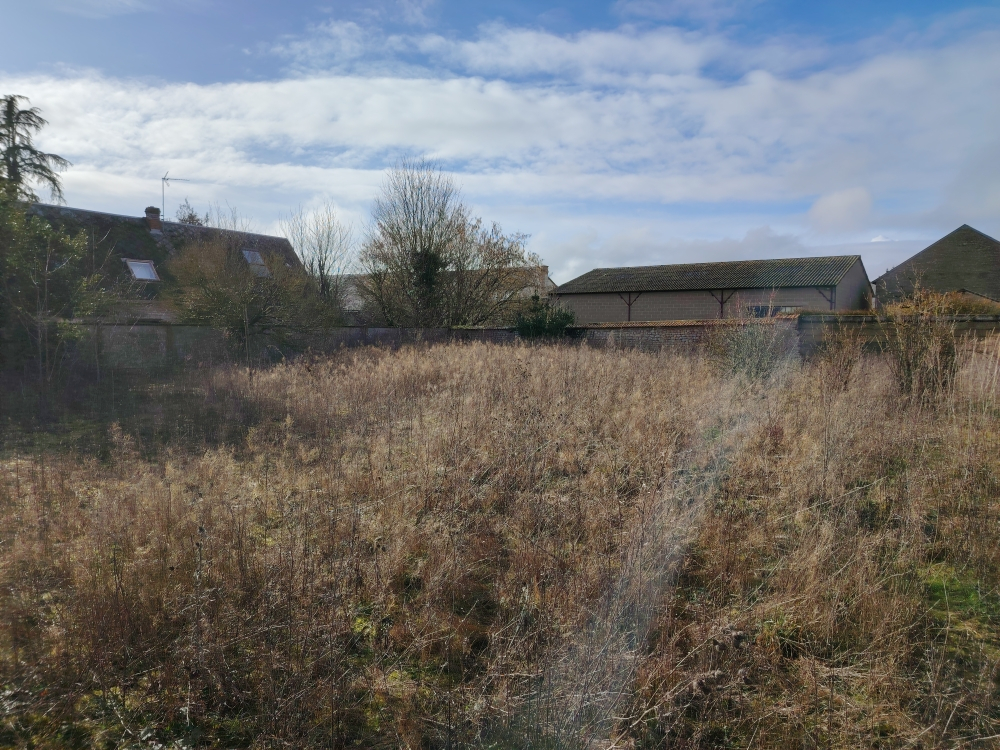CHARTRES CORPS DE FERME AVEC NOMBREUSES DEPENDANCES 13