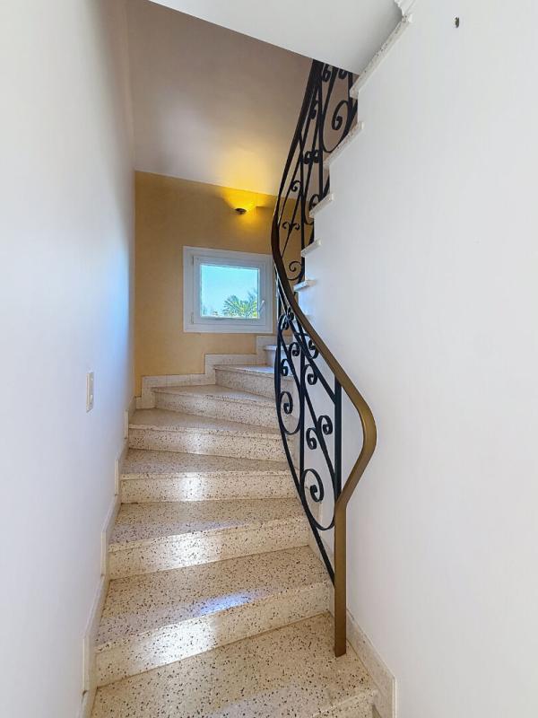 LOCQUELTAS Propriété familiale avec piscine. Vie de bourg à pied, volumes et cadre privilégié sur 930 m² de terrain. Locqueltas Centre 10