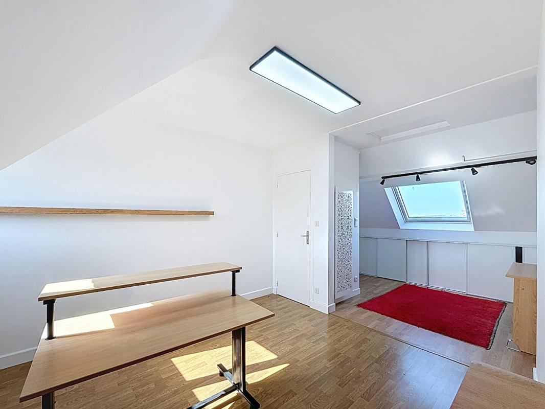 LOCQUELTAS Propriété familiale avec piscine. Vie de bourg à pied, volumes et cadre privilégié sur 930 m² de terrain. Locqueltas Centre 11