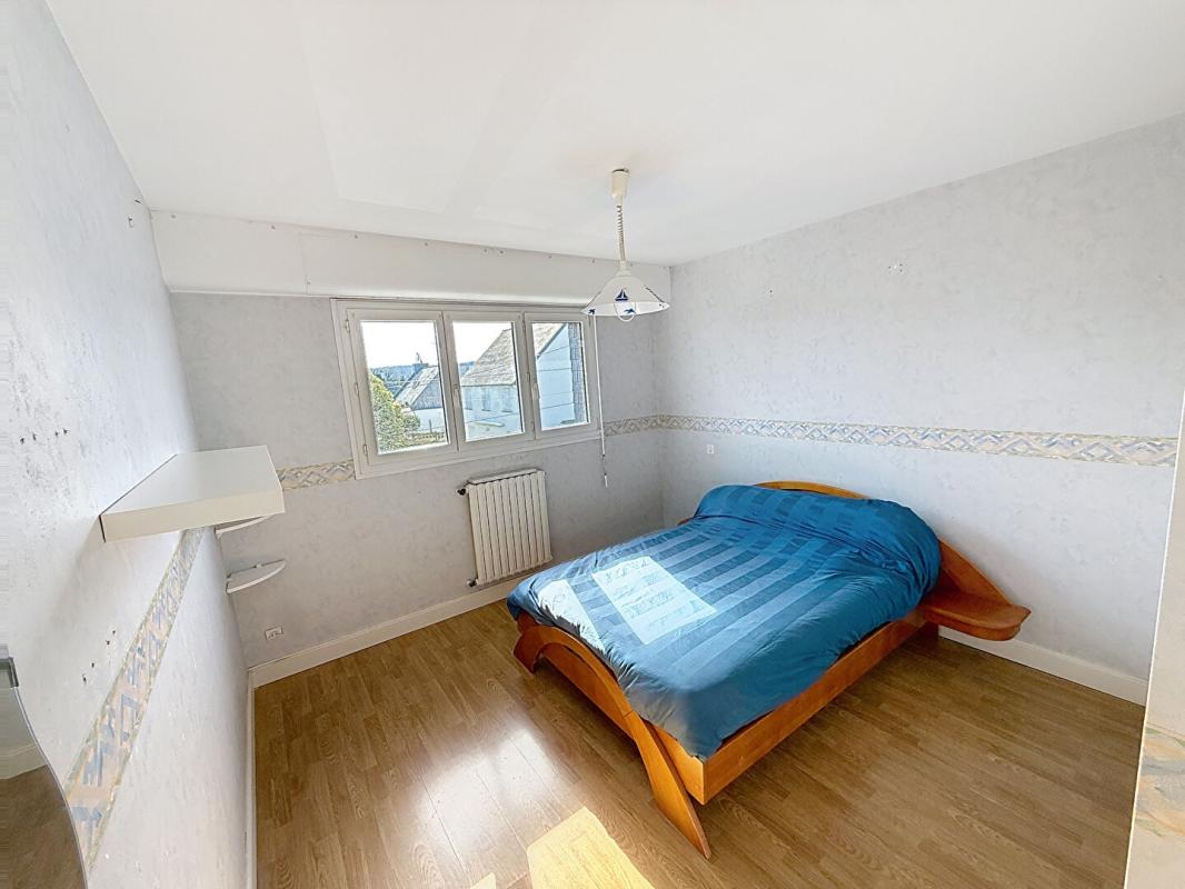 LOCQUELTAS Propriété familiale avec piscine. Vie de bourg à pied, volumes et cadre privilégié sur 930 m² de terrain. Locqueltas Centre 12