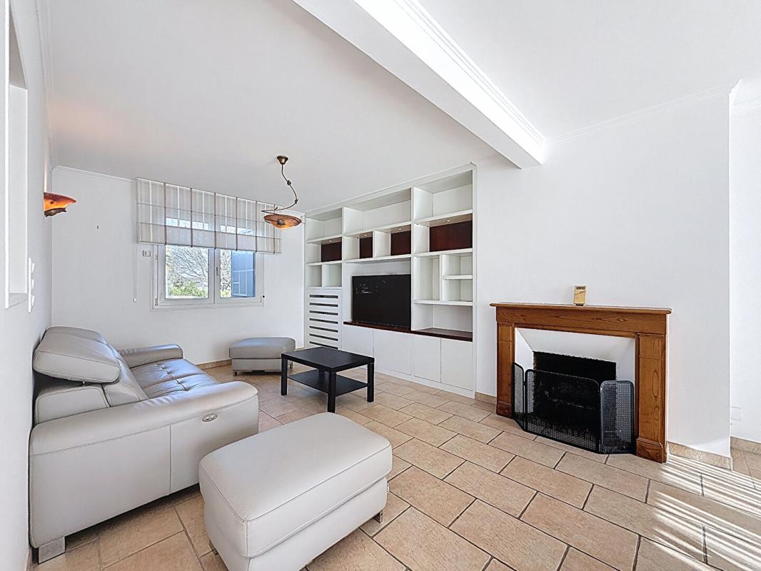 LOCQUELTAS Propriété familiale avec piscine. Vie de bourg à pied, volumes et cadre privilégié sur 930 m² de terrain. Locqueltas Centre 4