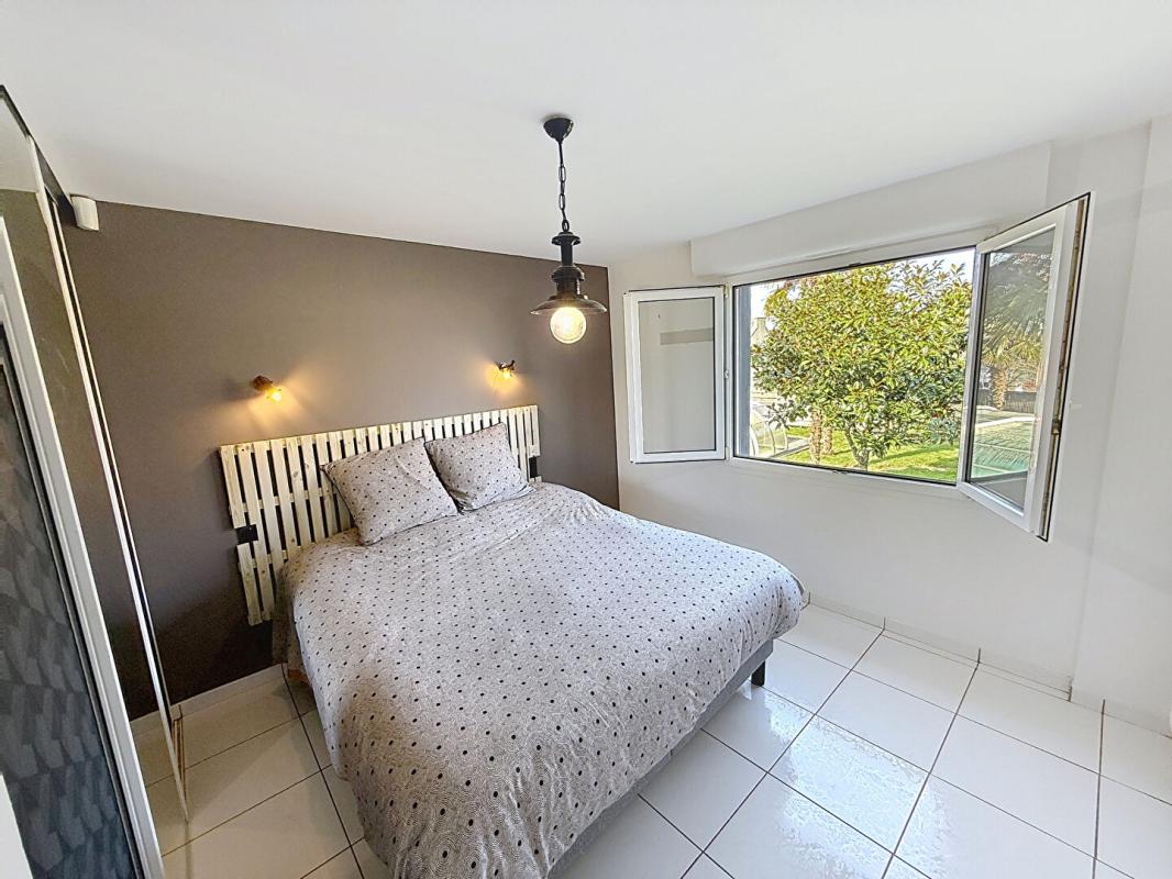 LOCQUELTAS Propriété familiale avec piscine. Vie de bourg à pied, volumes et cadre privilégié sur 930 m² de terrain. Locqueltas Centre 9