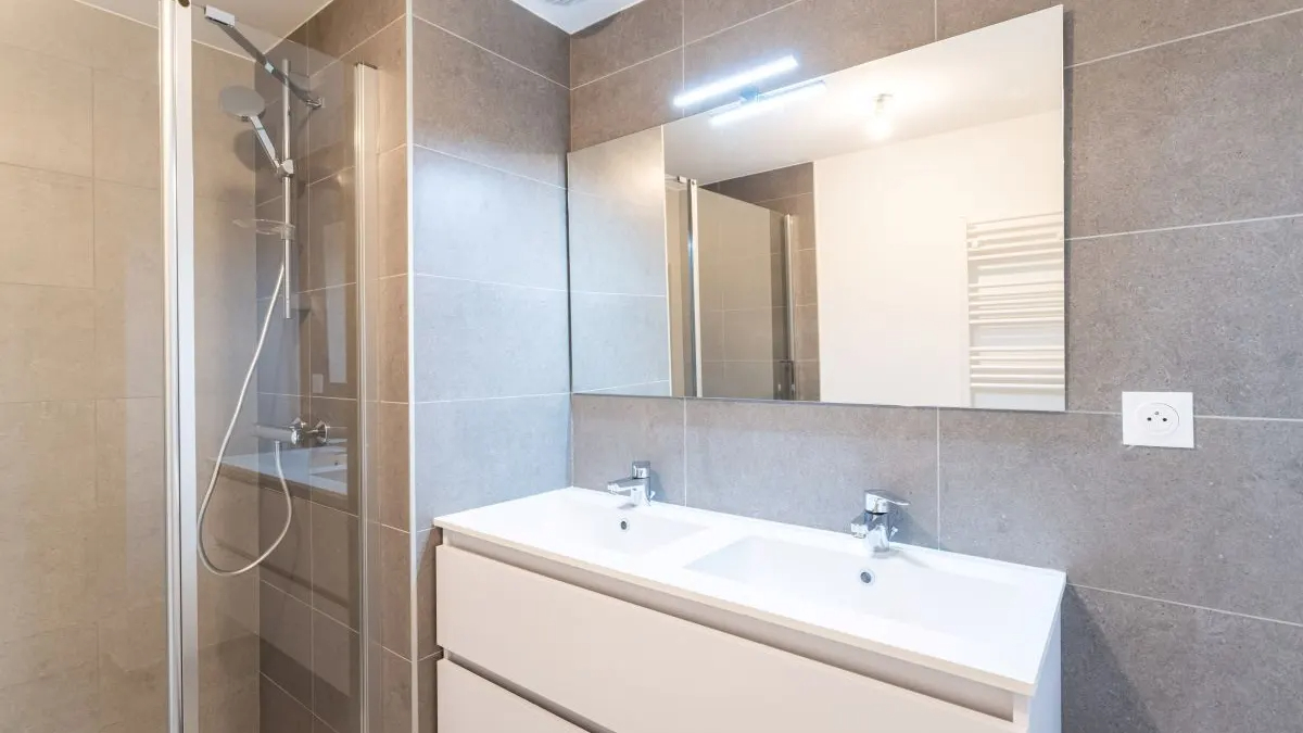 SAUVIAN T3 65,6 m² lumineux exposé Ouest. Parking sous-sol. Centre-ville à pied 5