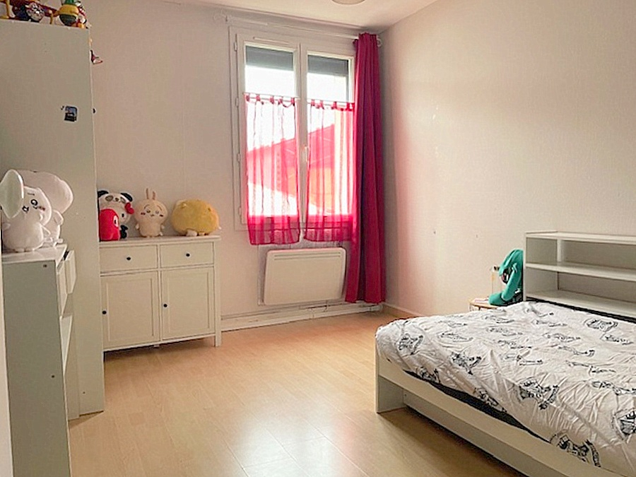 LA RONDE Maison familiale + LOCAL COMMERCIAL libre + dépendances et piscine 12