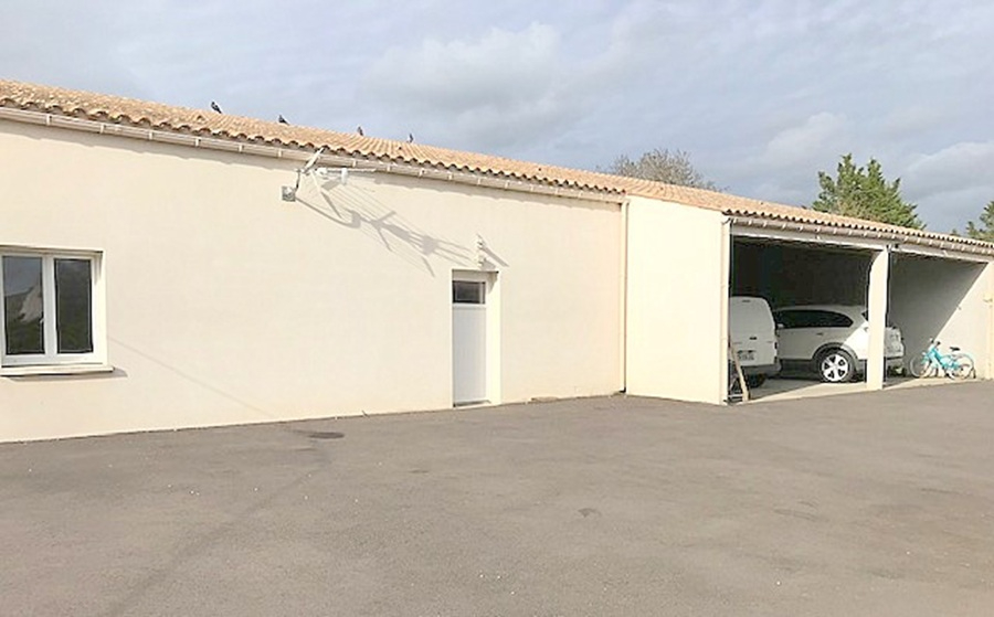 LA RONDE Maison familiale + LOCAL COMMERCIAL libre + dépendances et piscine 16