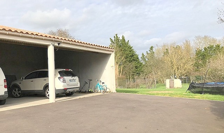 LA RONDE Maison familiale + LOCAL COMMERCIAL libre + dépendances et piscine 17