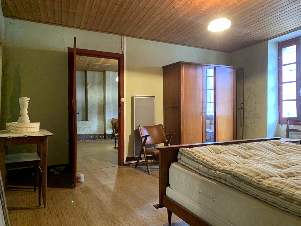 SAUZET Maison de village en pierre à rénover 10