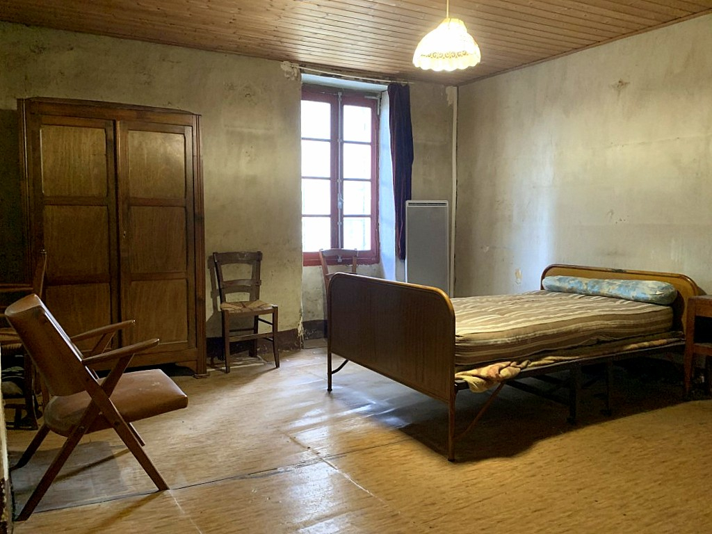 SAUZET Maison de village en pierre à rénover 11