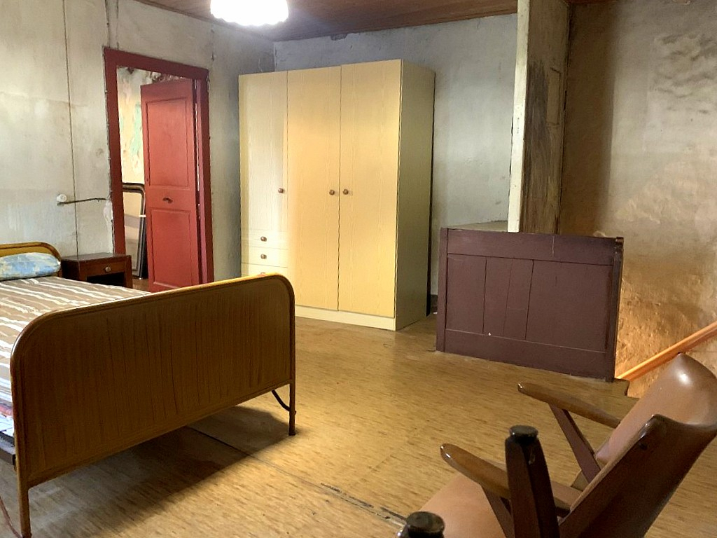 SAUZET Maison de village en pierre à rénover 12