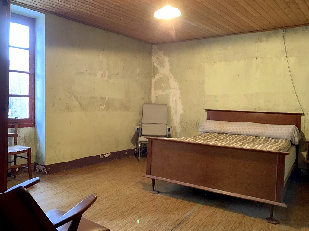 SAUZET Maison de village en pierre à rénover 13