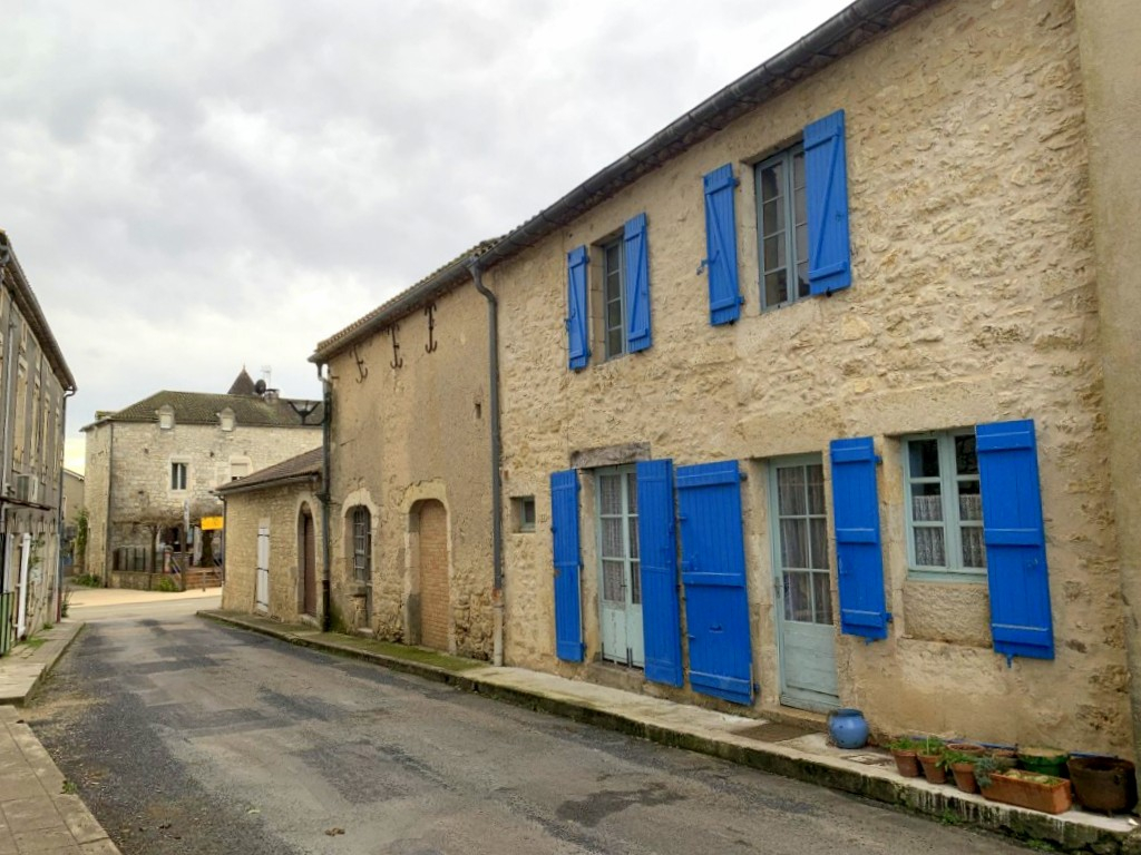 SAUZET Maison de village en pierre à rénover 14