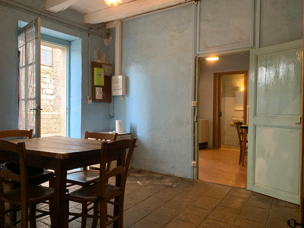 SAUZET Maison de village en pierre à rénover 4