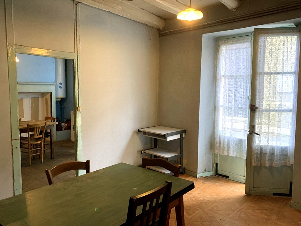 SAUZET Maison de village en pierre à rénover 7