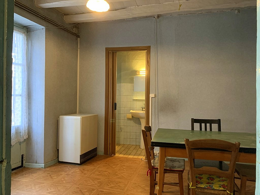 SAUZET Maison de village en pierre à rénover 8