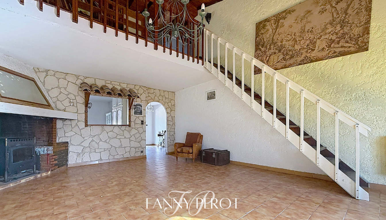 SAINT-CYPRIEN A rénover: A St-Cyprien, maison de 148m² avec jardin, piscine et garage 5