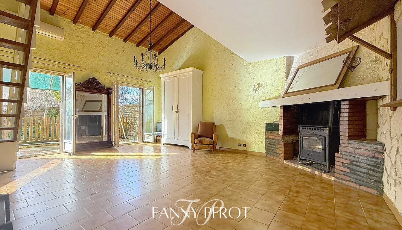 SAINT-CYPRIEN A rénover: A St-Cyprien, maison de 148m² avec jardin, piscine et garage 6