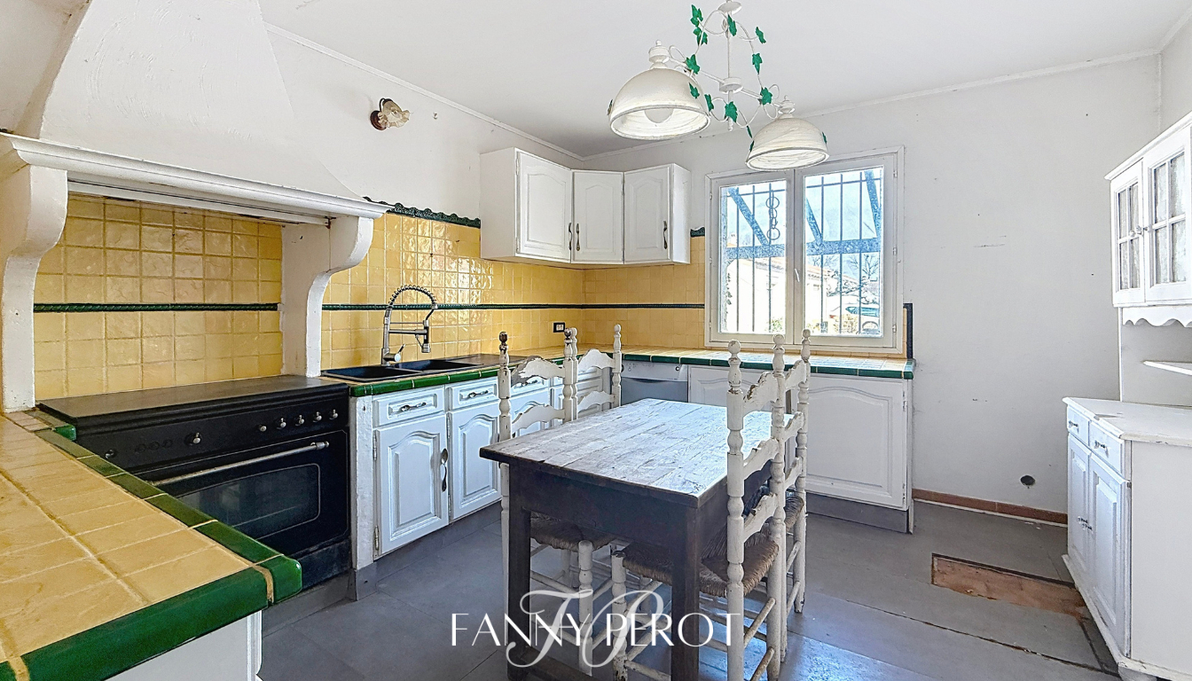 SAINT-CYPRIEN A rénover: A St-Cyprien, maison de 148m² avec jardin, piscine et garage 8