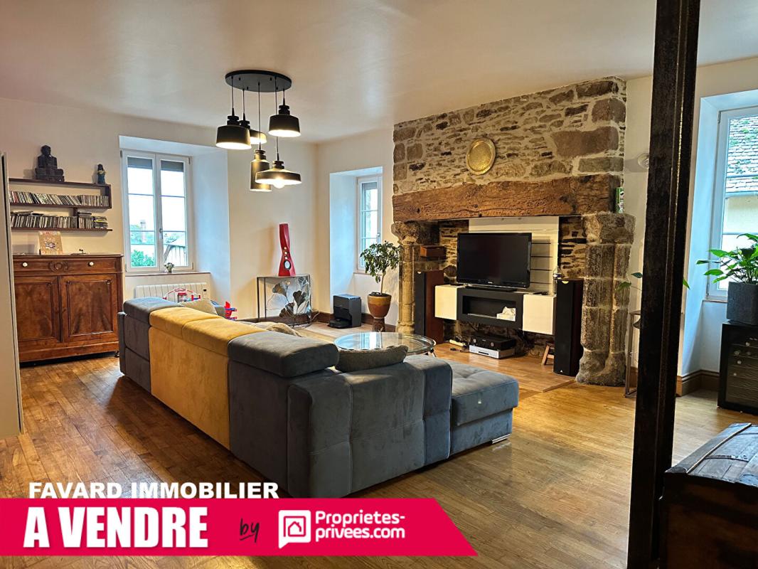 VIGNOLS Maison de caractère avec tour, piscine et vue sur le viaduc 10