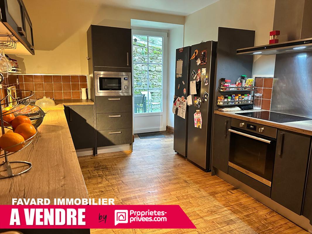 VIGNOLS Maison de caractère avec tour, piscine et vue sur le viaduc 12