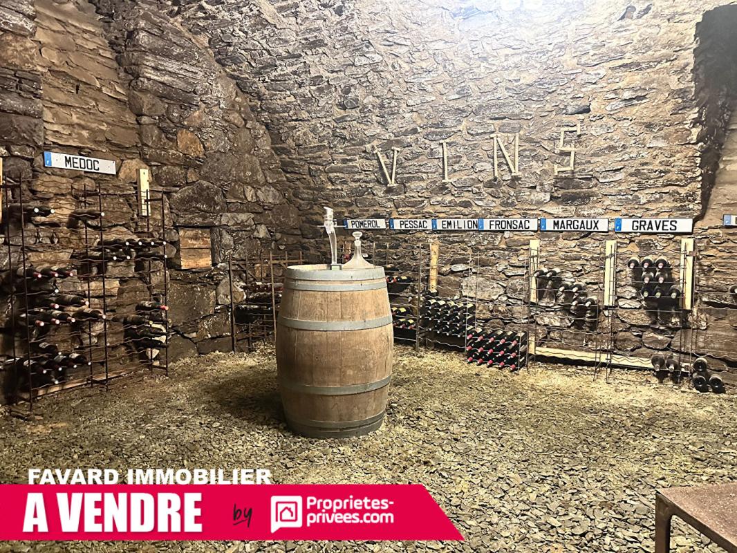 VIGNOLS Maison de caractère avec tour, piscine et vue sur le viaduc 8