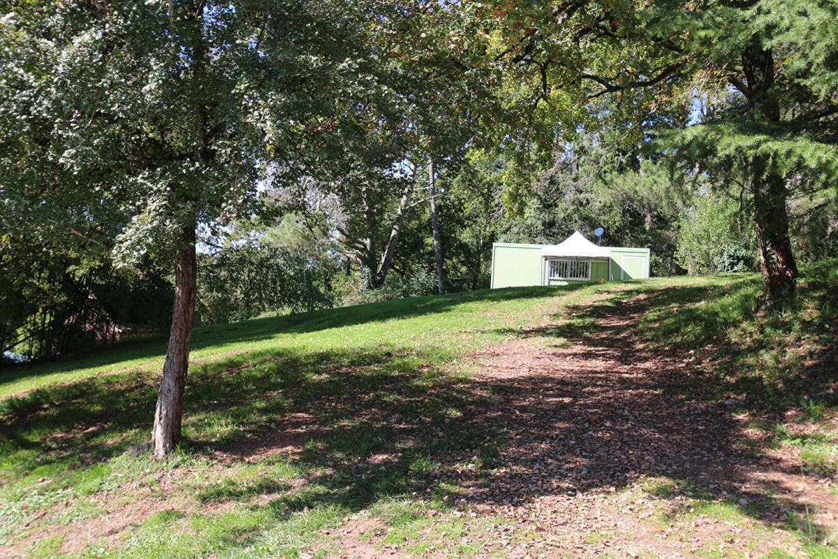 BADEFOLS-D'ANS Maison en pierre avec piscine chauffé et terrain 17 hectares 17