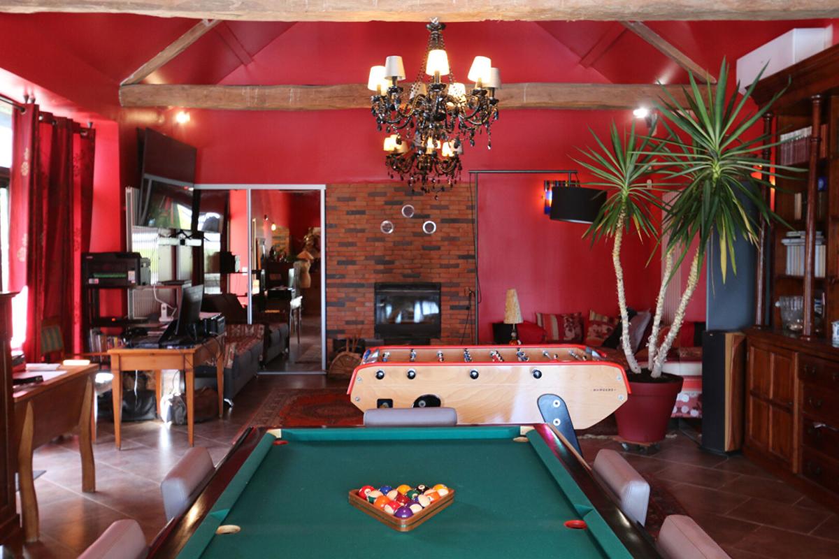 BADEFOLS-D'ANS Maison en pierre avec piscine chauffé et terrain 17 hectares 8