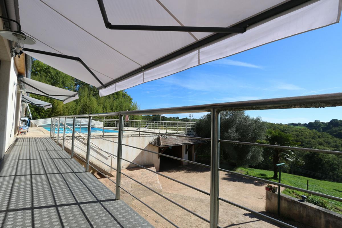 BADEFOLS-D'ANS Maison en pierre avec piscine chauffé et terrain 17 hectares 9