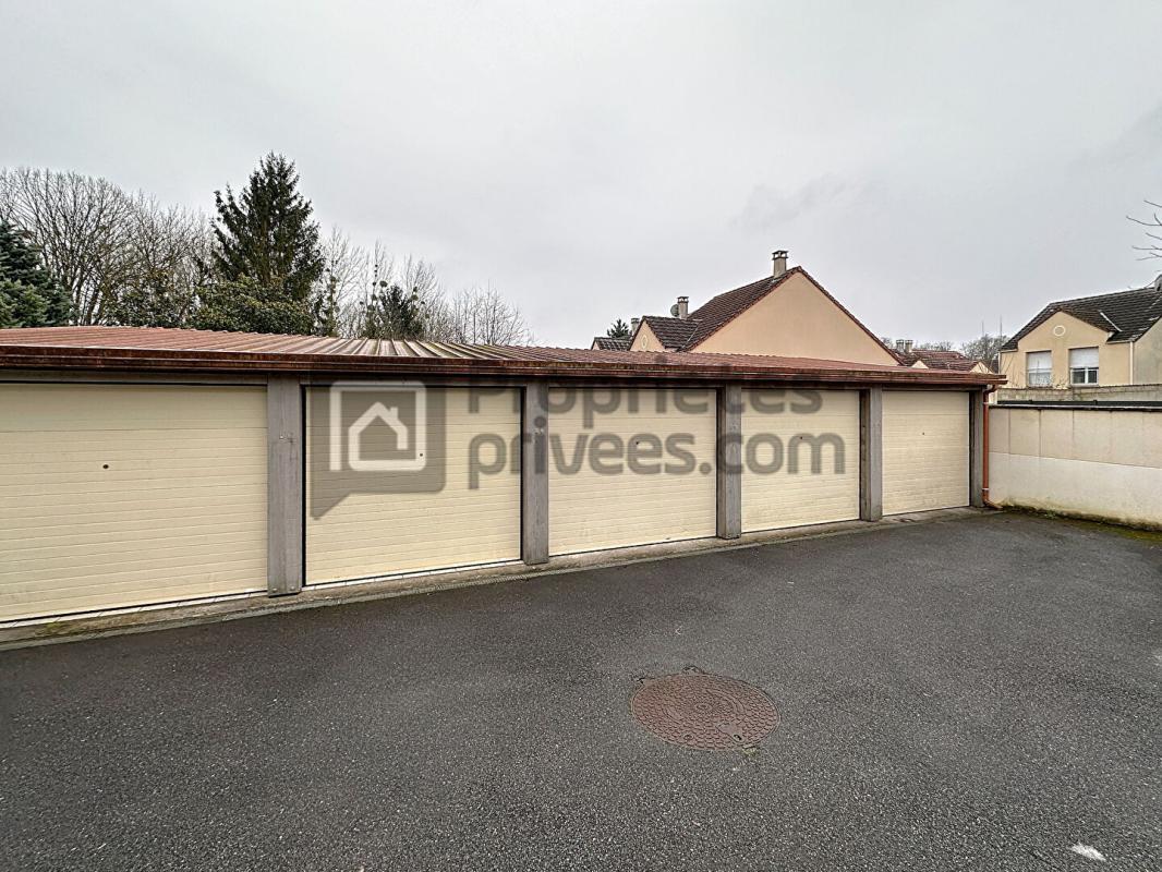 LA QUEUE-EN-BRIE Appartement 1 chambre et grand garage fermé 11