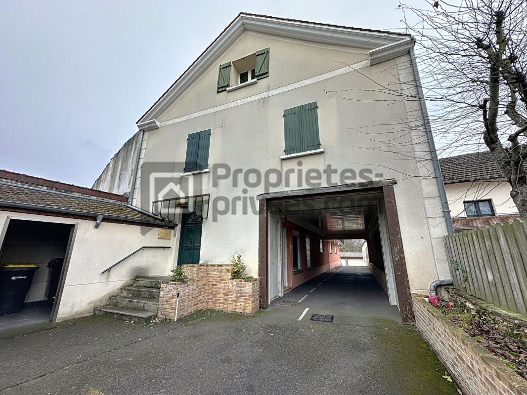 LA QUEUE-EN-BRIE Appartement 1 chambre et grand garage fermé 12
