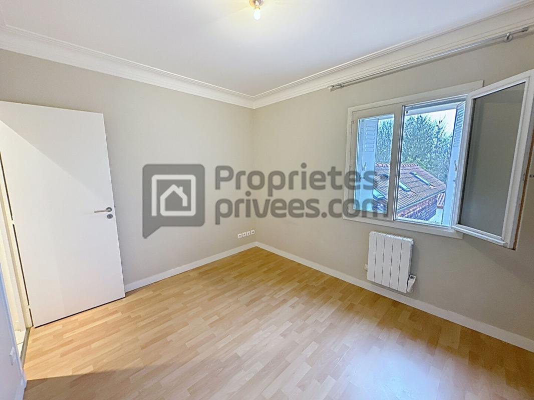 LA QUEUE-EN-BRIE Appartement 1 chambre et grand garage fermé 7