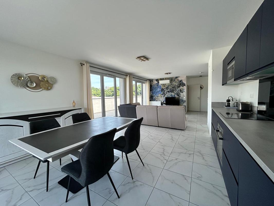 CENON Appartement   T3 de 97 m2 environ moderne vendu meublé au 6 eme et dernier étage avec une vue panoramique 1