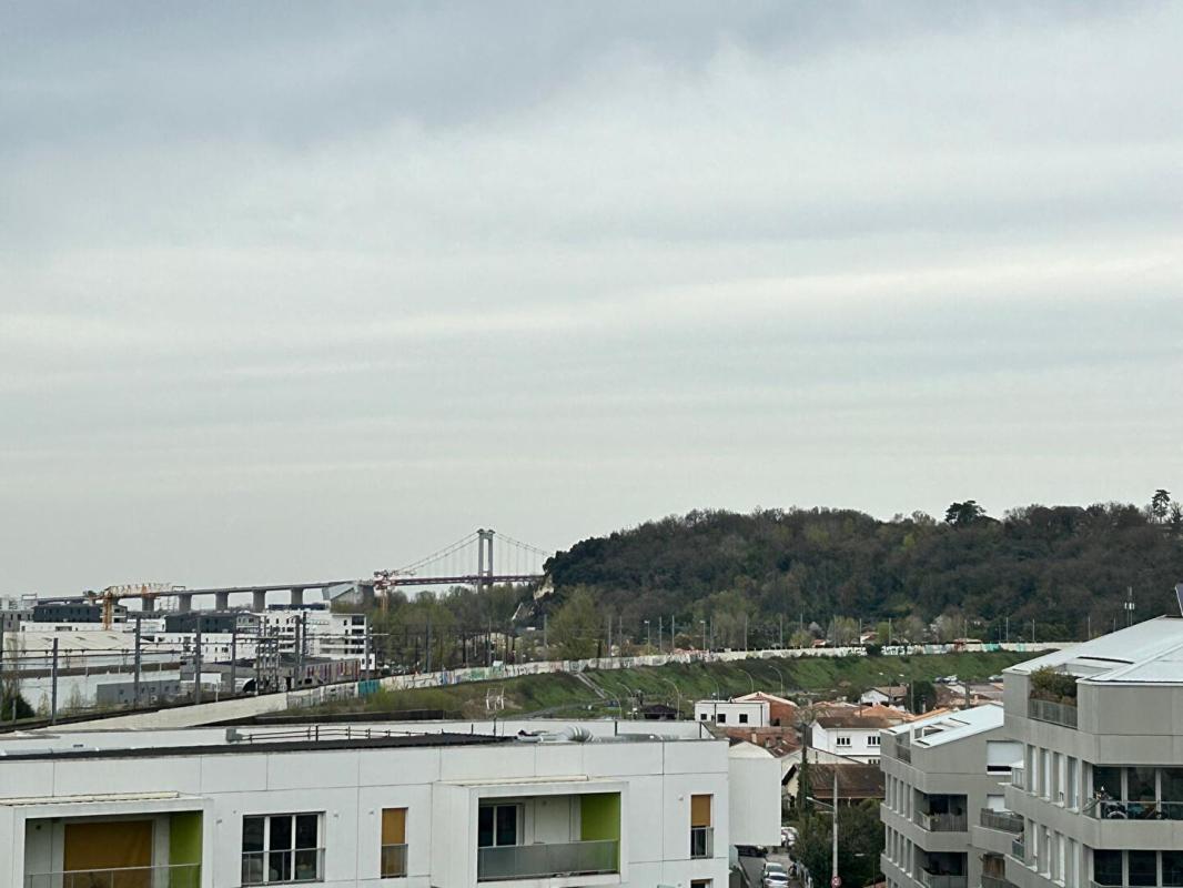CENON Appartement   T3 de 97 m2 environ moderne vendu meublé au 6 eme et dernier étage avec une vue panoramique 11