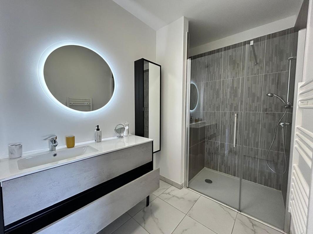 CENON Appartement   T3 de 97 m2 environ moderne vendu meublé au 6 eme et dernier étage avec une vue panoramique 6