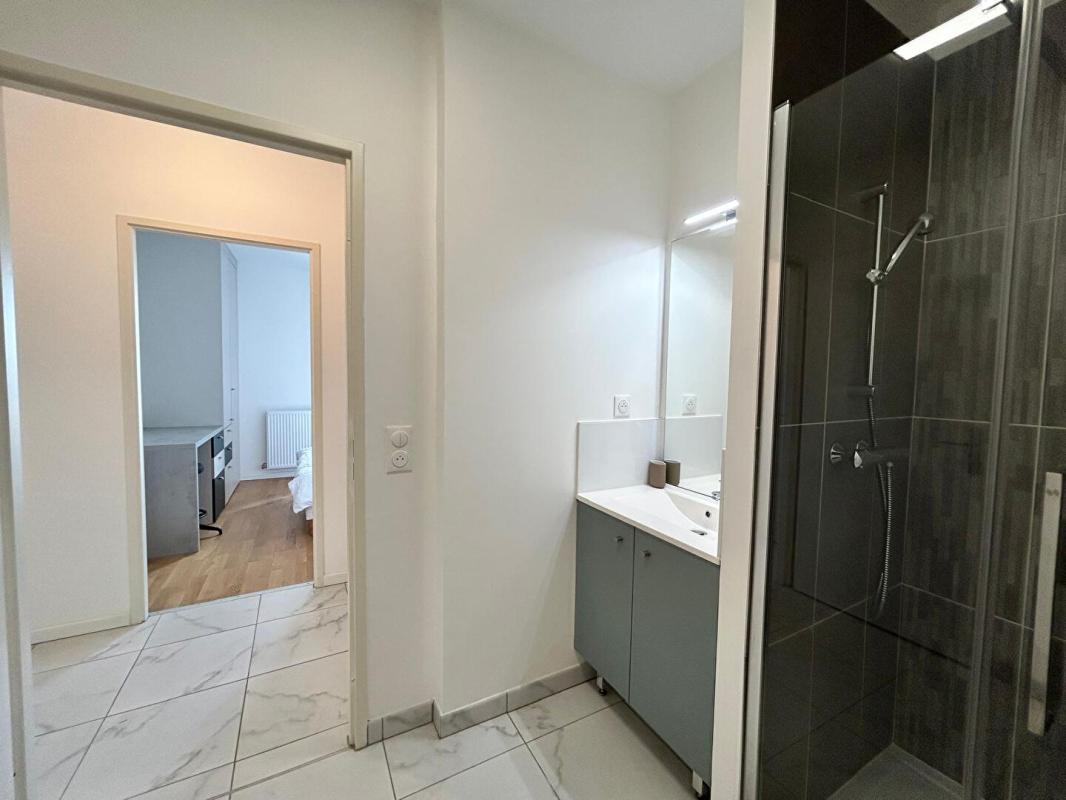 CENON Appartement   T3 de 97 m2 environ moderne vendu meublé au 6 eme et dernier étage avec une vue panoramique 7