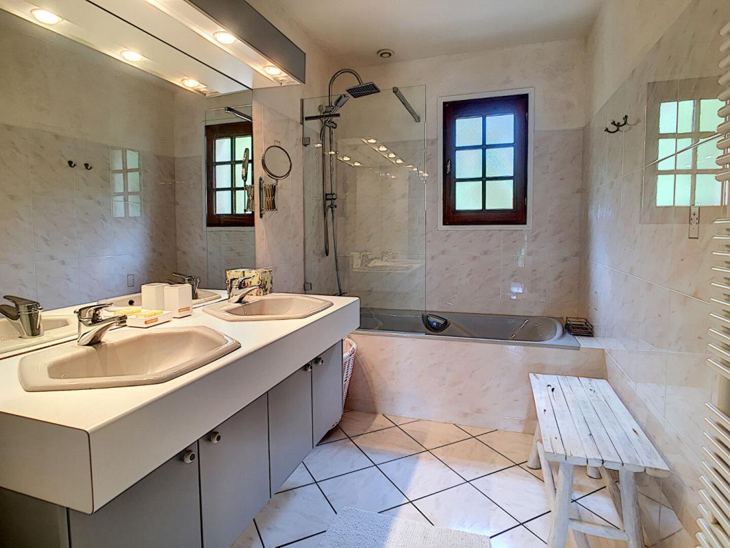 SAINT-CHAMASSY Maison avec 5 chambres et une piscine à débordement 10