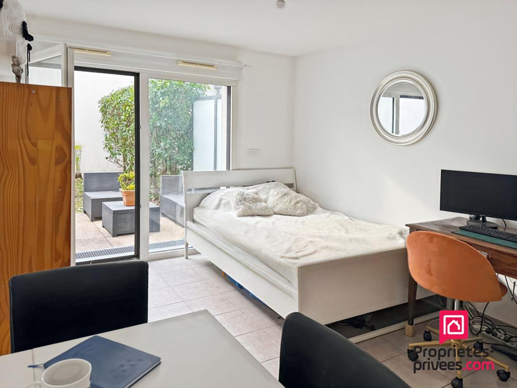 NANTES NANTES - STUDIO HYPER CENTRE AU CALME AVEC TERRASSE ET VERDURE 1